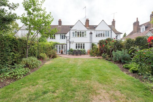 Cottage With a Garden in Golders Green by Underthedoormat