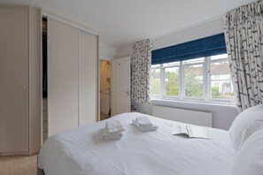 4 bedrooms, premium bedding, desk, laptop workspace