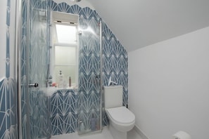 Dusche, kostenlose Toilettenartikel, Haartrockner