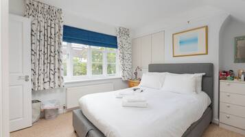 4 bedrooms, premium bedding, desk, laptop workspace