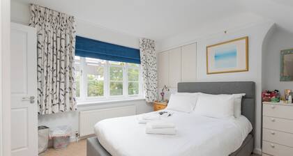 Cottage With a Garden in Golders Green by Underthedoormat