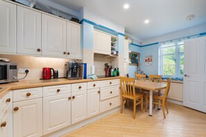 Maison Familiale (4 Bedrooms) | Cuisine privée | Réfrigérateur, micro-ondes, grille-pain, cuiseur de riz