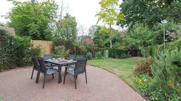 Family House (4 Bedrooms) | Terrace/patio