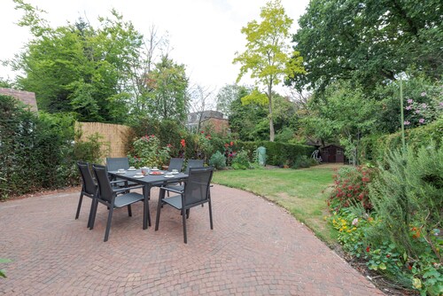 Cottage With a Garden in Golders Green by Underthedoormat
