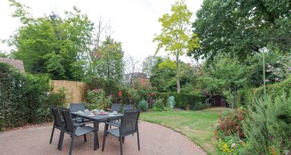 Cottage With a Garden in Golders Green by Underthedoormat