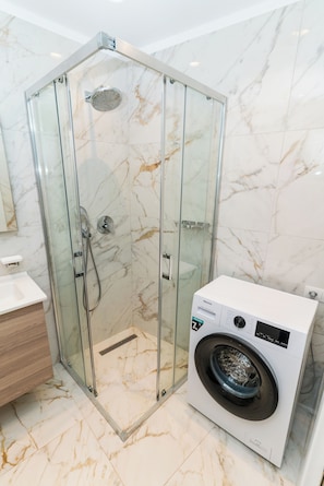 Apartment, 2 Bedrooms | Bathroom | Shower, towels