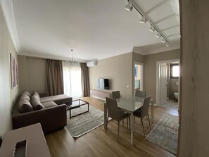 Apartamento, 1 quarto | Sala de estar | TV de tela plana