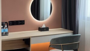 Fuchamber | セーフティボックス (室内)、遮光カーテン、アイロン / アイロン台、WiFi (無料)