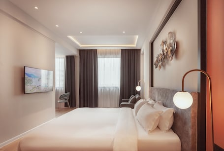 Caja de seguridad en la habitación y cortinas blackout . FUHOTEL