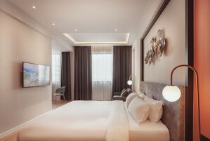 Fuchamber | In-room safe, blackout drapes, iron/ironing board, WiFi (free)