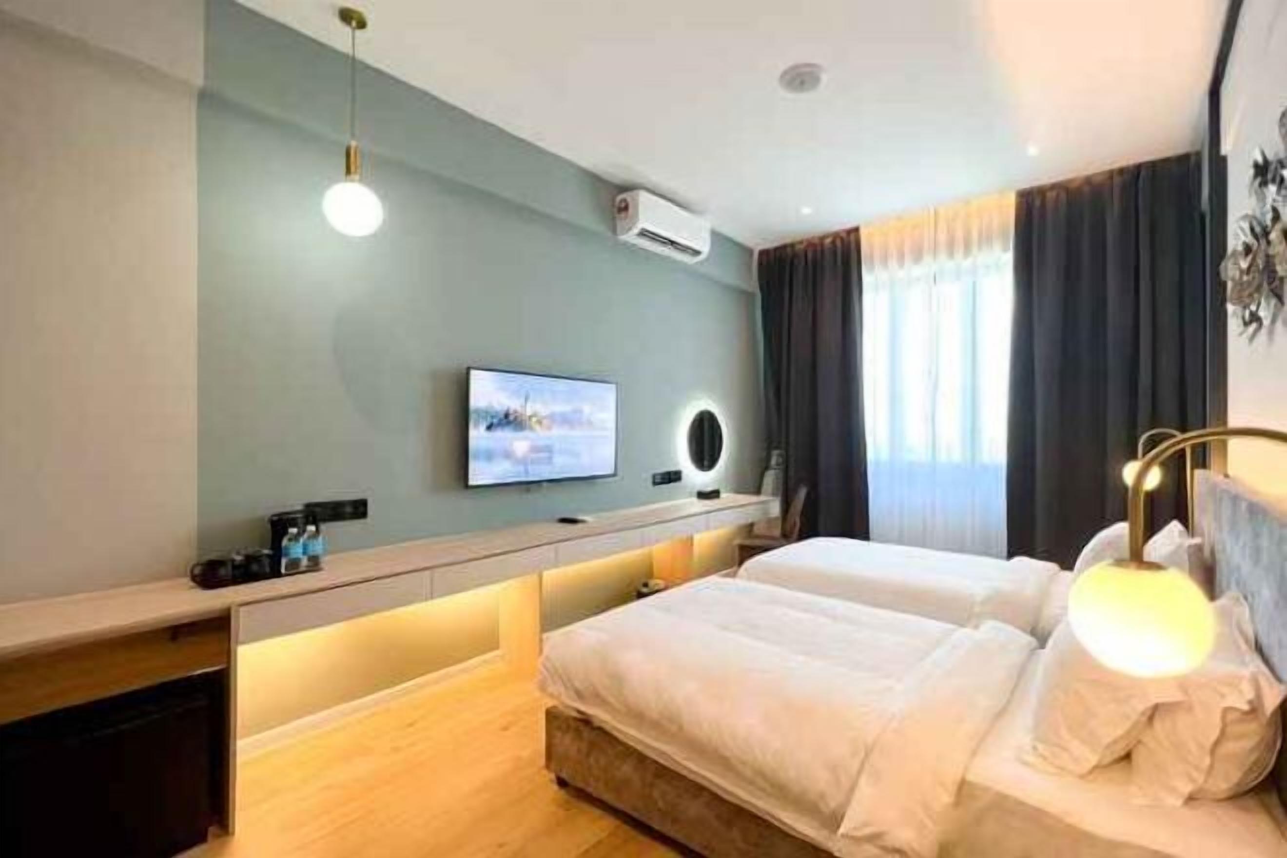 Caja fuerte, cortinas opacas, tabla de planchar con plancha