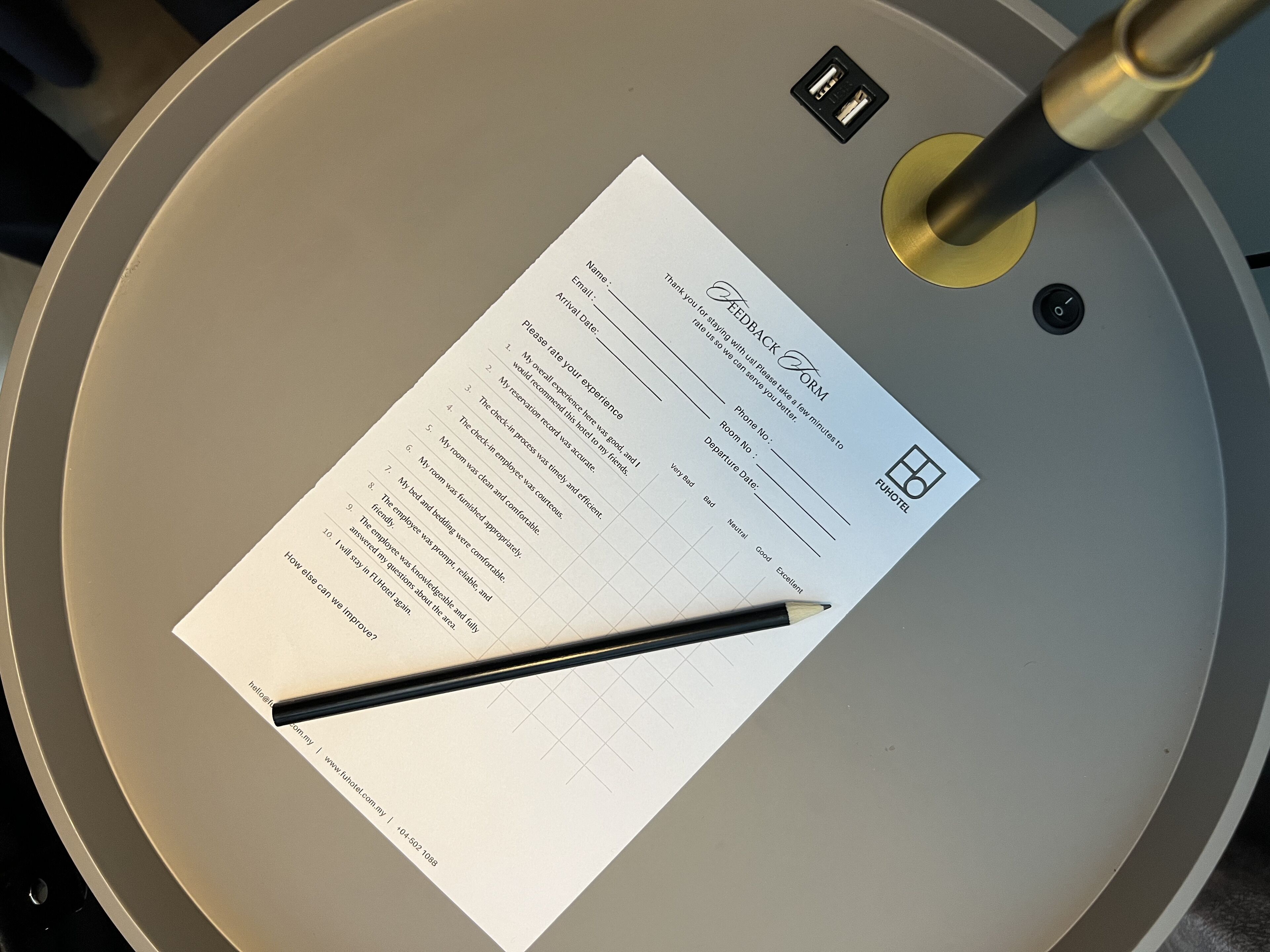 Een feedbackformulier op een receptiebalie van een hotel, met een pen erboven.