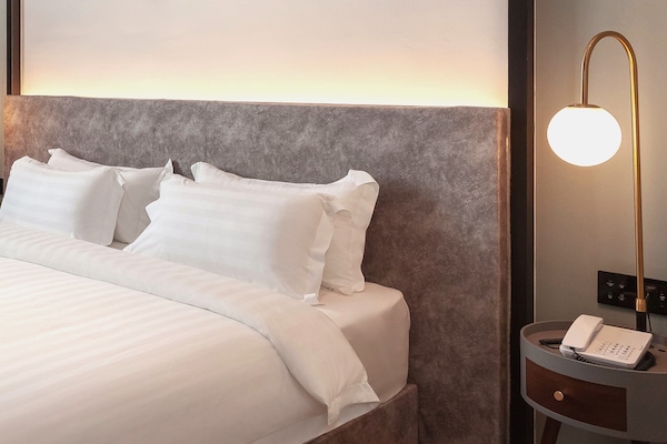 Fuperior King | In-room safe, blackout drapes, iron/ironing board, free WiFi