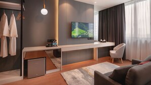Fullest Suite | セーフティボックス (室内)、遮光カーテン、アイロン / アイロン台、WiFi (無料)