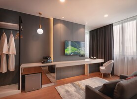Fullest Suite | In-room safe, blackout drapes, iron/ironing board, WiFi (free)
