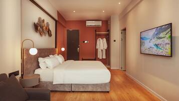 Fuchamber | In-room safe, blackout drapes, iron/ironing board, free WiFi