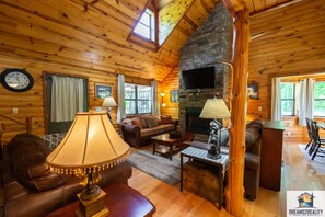 TV, fireplace - 🌅 CAPTAINS COOL WATER CABIN ~ PUBLIC BOAT LAUNCH 🚤 GREAT FISHING 🎣(CCWC) (Mountain View)