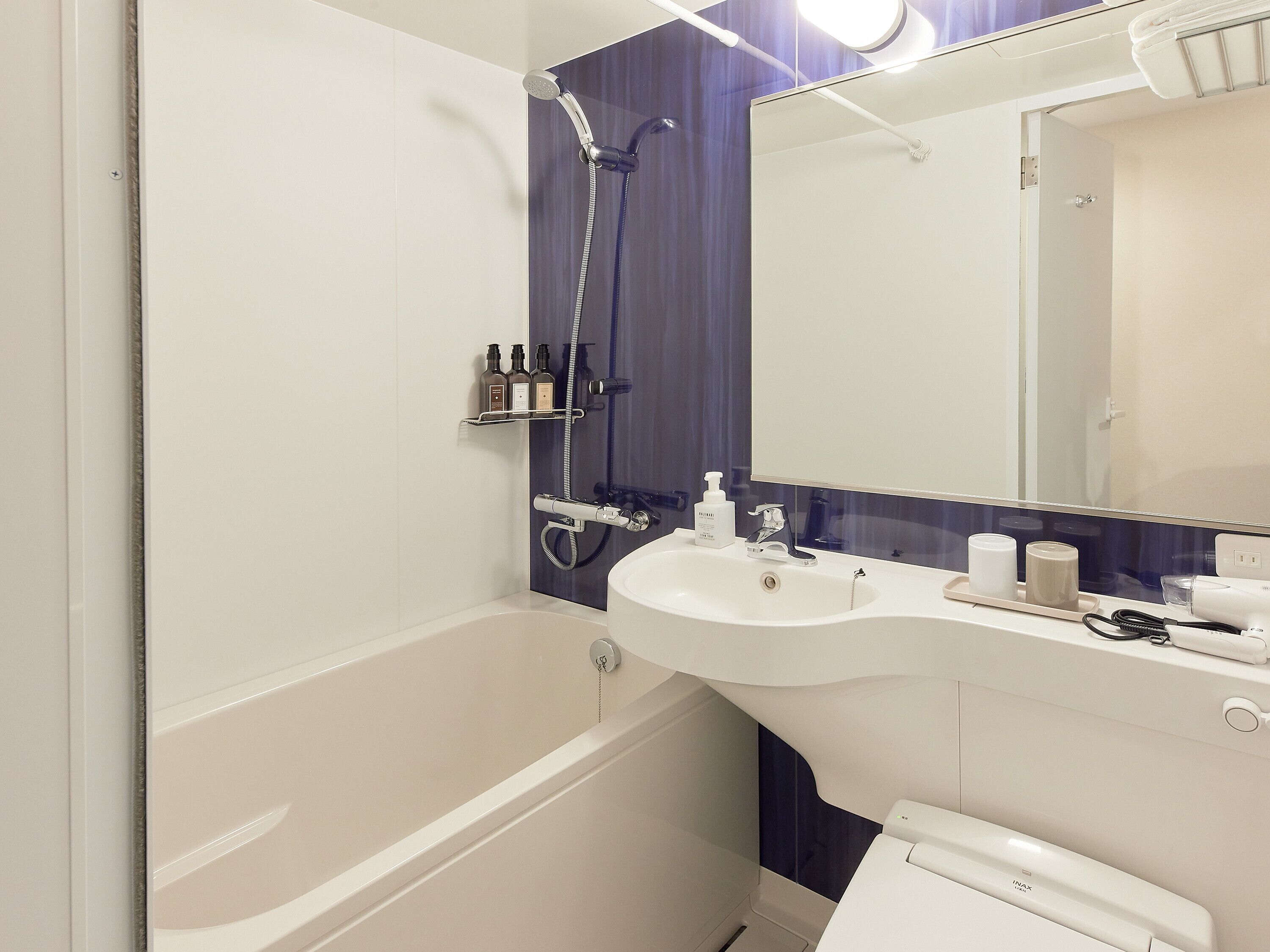 Combined shower/tub, free toiletries, hair dryer, towels