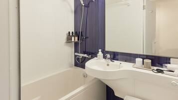 Combined shower/tub, free toiletries, hair dryer, towels