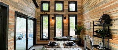 المنشأة من الداخل