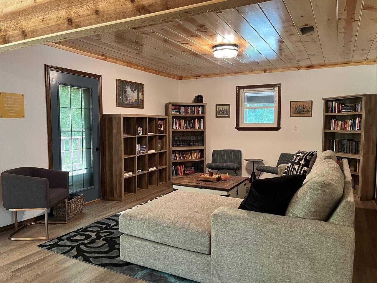 Tv, eldstad, tv-spel och böcker