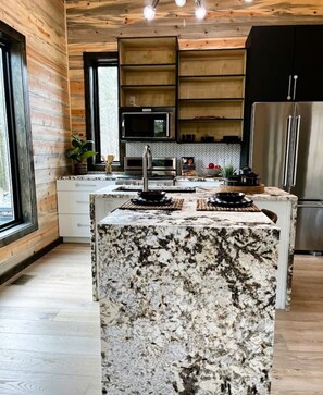 Réfrigérateur, micro-ondes, four, plaque de cuisson