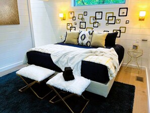 Escritorio, tabla de planchar con plancha, wifi y ropa de cama 