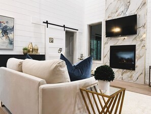 Televisión, chimenea, videojuegos, libros