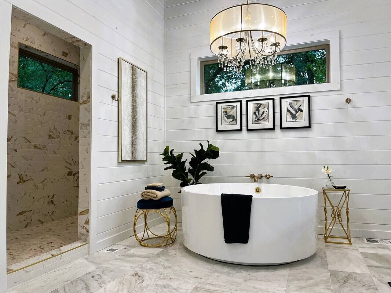 Bañera, secador de pelo, toallas, shampoo