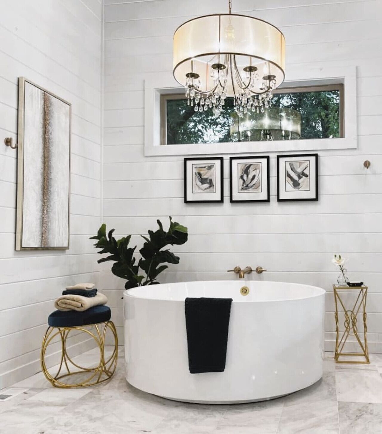 Badewanne, Haartrockner, Handtücher, Shampoo