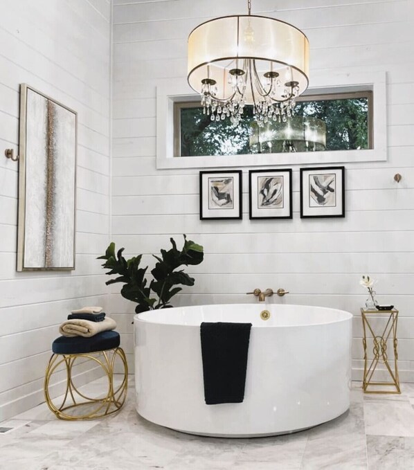 Tina, secadora de cabello, toallas, shampoo 