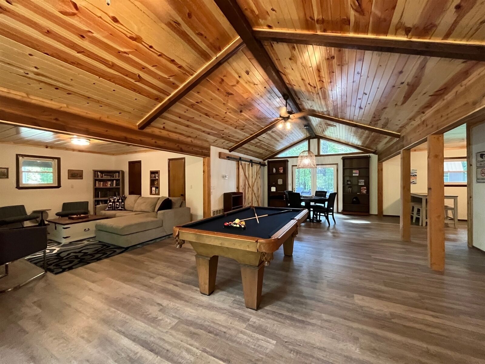 Televisión, chimenea, videojuegos, libros