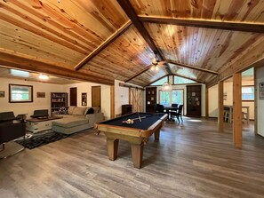 电视、壁炉、电子游戏、书