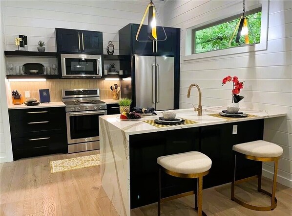 Refrigerador, microondas, horno, placa de cocina