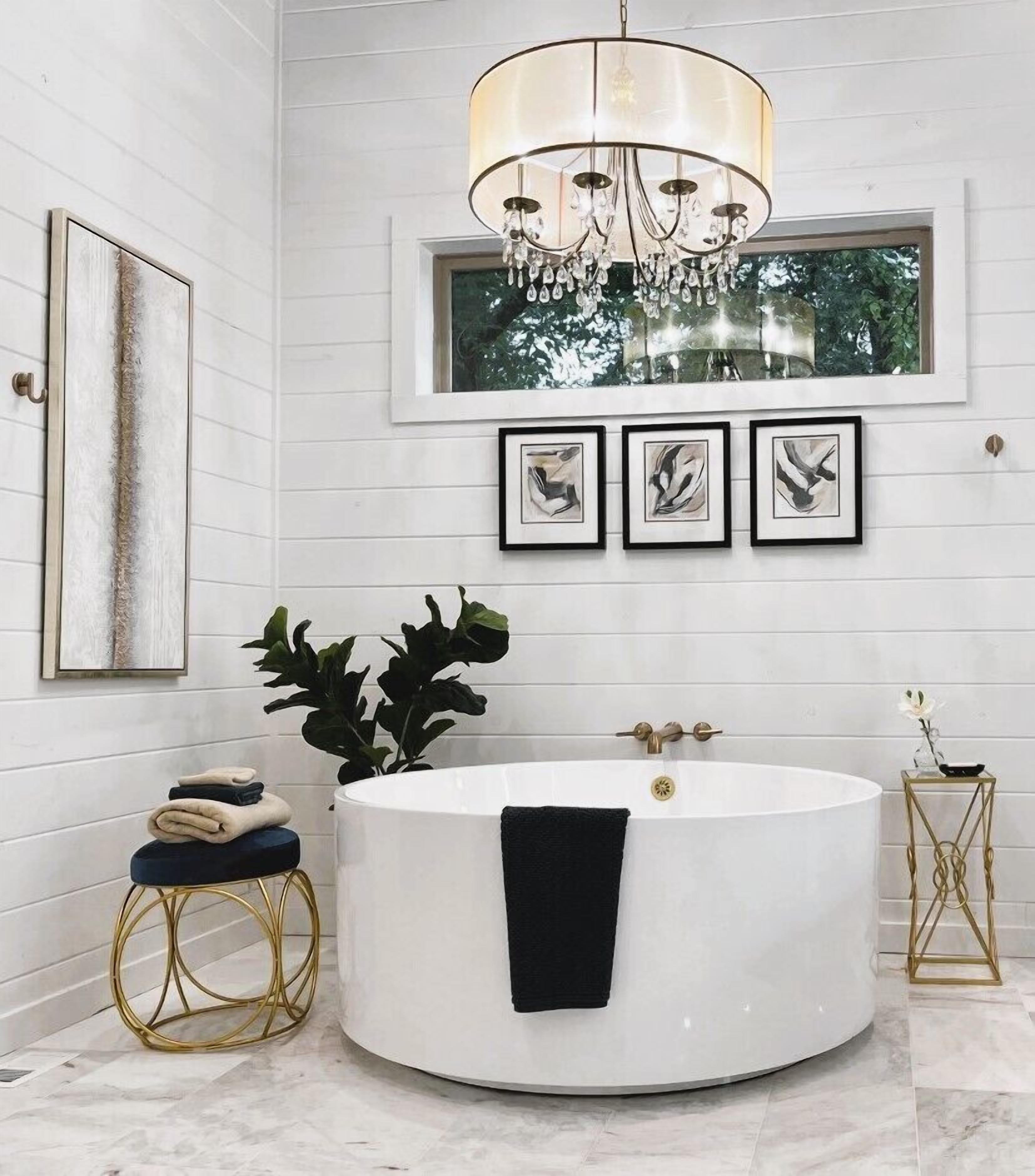 Badewanne, Haartrockner, Handtücher, Shampoo