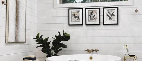 Badewanne, Haartrockner, Handtücher, Shampoo