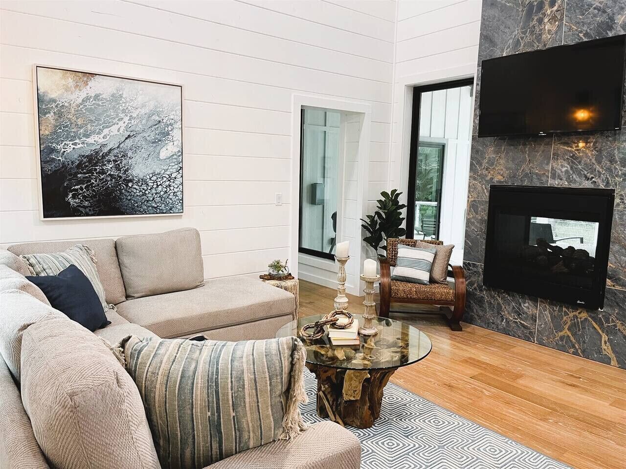 Televisión, chimenea, videojuegos y libros 