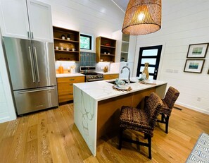 Jääkaappi, mikroaaltouuni, uuni, liesi