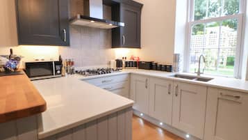 Cottage | Private kitchen | Fridge, electric kettle, toaster, cookware/dishes/utensils