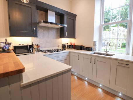 Refrigerador, tetera/pava eléctrica, tostadora, utensilios de cocina