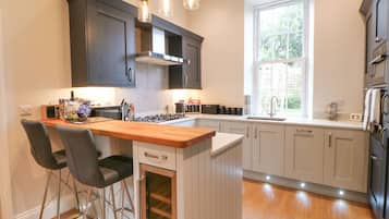 Cottage | Bếp riêng | Tủ lạnh, ấm điện, lò nướng bánh mì, dụng cụ nấu nướng/bát dĩa/dao nĩa