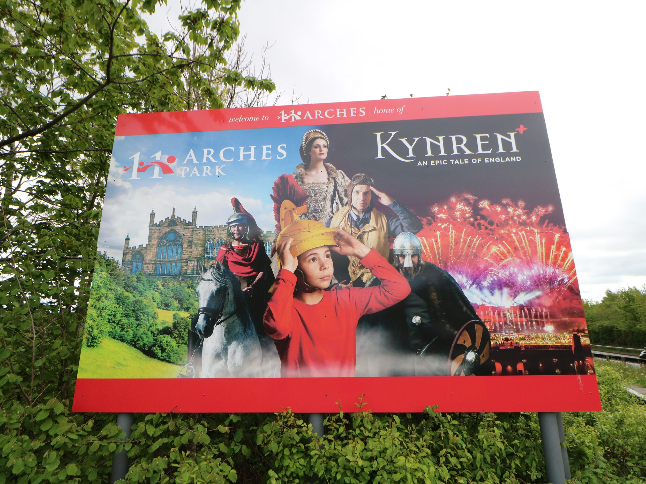 Une grande affiche publicitaire pour le spectacle Kynren, mettant en scène des personnages historiques, un château et des feux d’artifice.