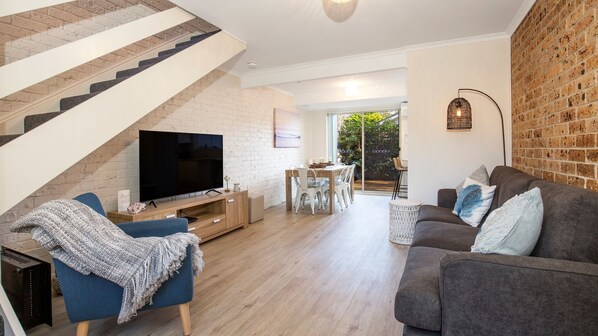 Älytelevisio, DVD-soitin, kirjoja, stereot