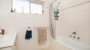 Douche, sĂšche-cheveux, serviettes fournies