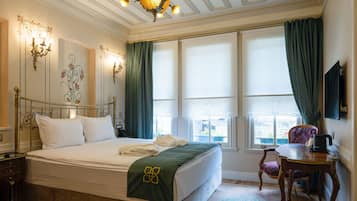 Deluxe Room | Egyptian cotton sheets, premium bedding, pillowtop beds, minibar