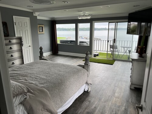 Martha’s Retreat-Amazing Lake Views with Hot Tub