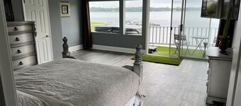 Martha’s Retreat-Amazing Lake Views with Hot Tub