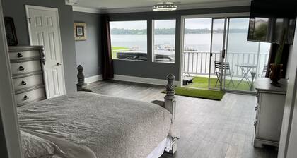 Marthaâs Retreat-Amazing Lake Views with Hot Tub