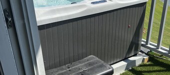 Martha’s Retreat-Amazing Lake Views with Hot Tub