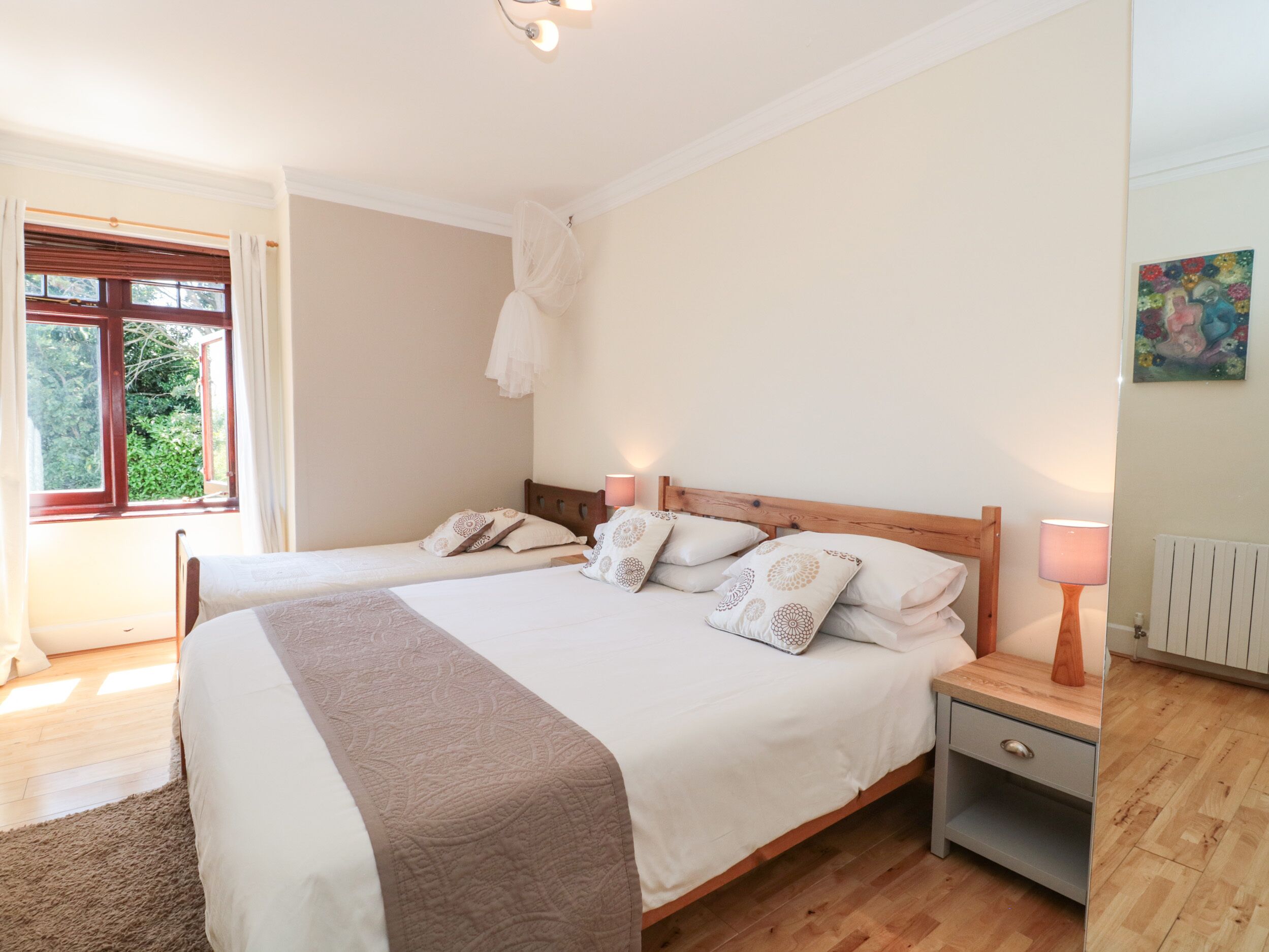 4 bedrooms, individually decorated, individually furnished, free WiFi